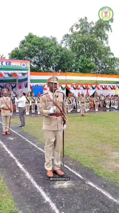 देश के 80वें स्वतंत्रता दिवस के अवसर पर मनेंद्रगढ़ के आमाखेरवा स्थित पुलिस ग्राउंड में गरिमामय एवं देशभक्ति से ओत-प्रोत जिला स्तरीय समारोह का आयोजन किया गया। समारोह के मुख्य अतिथि प्रदेश के स्वास्थ्य मंत्री श्याम बिहारी जायसवाल रहे जिन्होने ध्वजारोहण कर राष्ट्रध्वज को नमन किया और परेड की सलामी ली। ध्वजारोहण के साथ ही पूरा समारोह स्थल राष्ट्रभक्ति के भाव से सराबोर हो उठा। इस अवसर पर कलेक्टर सुश्री संतन देवी जांगड़े, पुलिस अधीक्षक श्रीमती रत्ना सिंह, जिला पंचायत की मुख्य कार्यपालन अधिकारी श्रीमती अंकिता सोम सहित, जिला प्रशासन एवं पुलिस विभाग के अधिकारी-कर्मचारी, जनप्रतिनिधि, विभिन्न विद्यालयों के छात्र-छात्राएं, शहीद परिवारों के सदस्य तथा बड़ी संख्या में नागरिक उपस्थित रहे।
#chhattisgarh #mcbdistrict