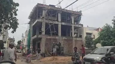 દાહોદ: ધાબુ ભરવા માલ સામાન માટે વાપરતી લિફ્ટ તૂટી
અકસ્માતની ઘટનામાંબે લોકો ઘાયલ ગોદીરોડ ખાતે મકાનનું બાંધકામ માં ધાબ