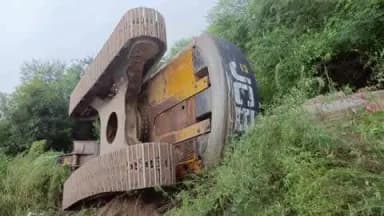 पंचकूला: भानू में आईटीबीपी के पास नदी के रास्ते पर पलटी पोकलेन मशीन, ग्रामीणों ने रात भर अवैध माइनिंग का आरोप लगाया