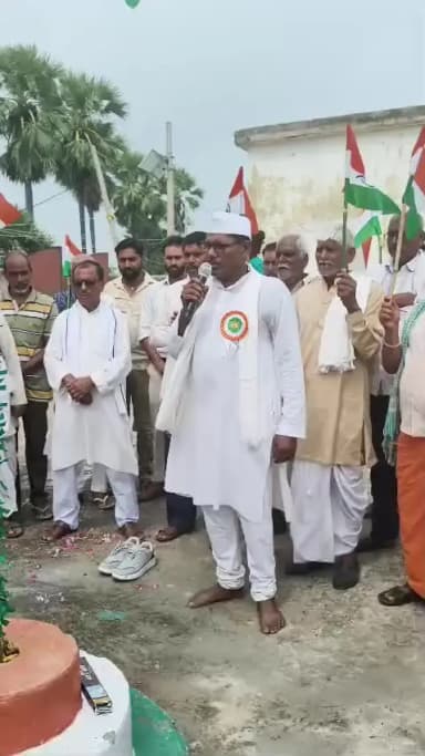 अरवल जिले का बलौरा पंचायत सरकार भवन पर मुखिया जिमेदार सिंह ने फहराया तिरंगा