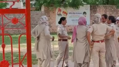 नागौर: BJP के प्रदर्शन को देखते हुए कांग्रेस कार्यालय के बाहर पुलिस की तैनाती