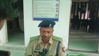 मऊ: मधुबन थाना क्षेत्र के अंतर्गत जर्जर सड़क से परेशान युवक चढ़ा पानी की टंकी