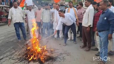 लखीसराय: पुरानी बाजार शहीद द्वार के समीप वंदे मातरम के कथित अपमान पर भाजपा युवा मोर्चा का प्रदर्शन