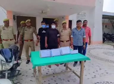मऊ: पंखईपुर अंडर के पास से तीन अभियुक्त हुए गिरफ्तार, कब्जे से बरामद किए गए दो अवैध तमंचे