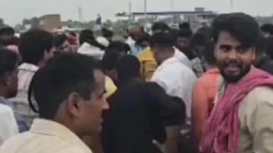 तमकुही राज: NH-27 पर भीषण हादसा, कार पुलिया से टकराकर पानी में गिरी, दो की मौत, एक घायल की हालत गंभीर