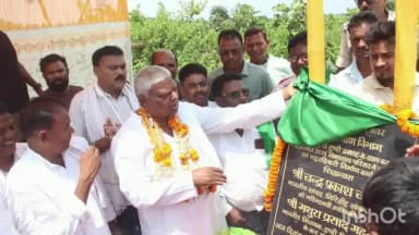 टुंडी: कमारडीह में स्कूल भवन एवं चहारदीवारी निर्माण कार्य का विधायक ने किया शिलान्यास