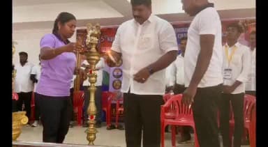வேதாரண்யம்: வேதாரணியத்தில் நடைபெற்ற மாநில அளவிலான சிலம்ப போட்டியை வேளாங்கண்ணி பேரூராட்சி துணைத் தலைவர் தாமஸ் ஆல்வா எடிசன் தொடங்கி வைத்தார்
