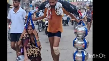 कोल: अलीगढ़ में कलयुग के श्रवण कुमार ने राजघाट से दादी माँ को कावंड़ में बैठाकर यात्रा पर निकला, कावंड़ को देखने के लिए लोग