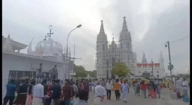 கீழ்வேளூர்: வார விடுமுறை இறுதி நாளான இன்று உலகப் புகழ் பெற்ற வேளாங்கண்ணியில் ஆயிரக்கணக்கான பக்தர்கள் குவிந்தனர்