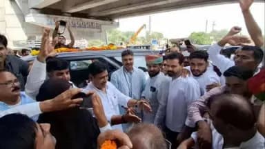 सीकर: फतेहपुर शेखावाटी में कांग्रेस कार्यकर्ताओं ने पीसीसी चीफ गोविंद डोटासरा और नेता प्रतिपक्ष टीकाराम जूली का किया स्वागत