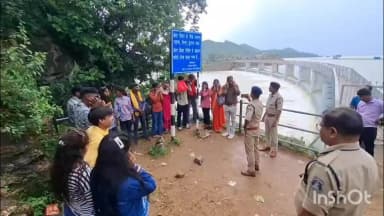 तखतपुर: खूंटाघाट में मौत के मुहाने पर सेल्फी लेते लोगों को पुलिस ने रोका, तेज बहाव के करीब पहुंचे, उठक-बैठक कराया