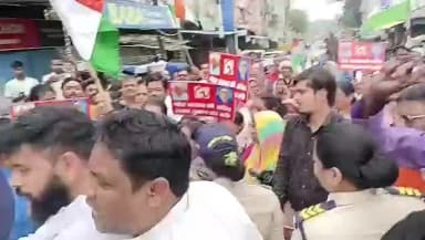 शराब दुकान हटाने की मांग को लेकर सड़क पर उतरीं महिलाएं, प्रदर्शनकारियों ने गोरा बाजार दुकान पर जड़ा ताला; देखें वीडियो