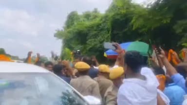 रामगढ़ चौक: जमुई जाते समय मलिया मोड़ पर स्वास्थ्य मंत्री का जनप्रतिनिधियों व स्थानीय ग्रामीणों ने किया भव्य स्वागत