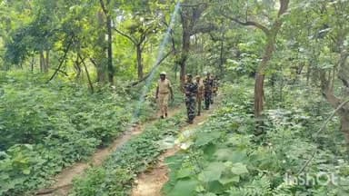 बलरामपुर: भारत-नेपाल सीमा पर सुरक्षा के दृष्टिगत पुलिस और सशस्त्र सीमा बल ने किया संयुक्त गश्त