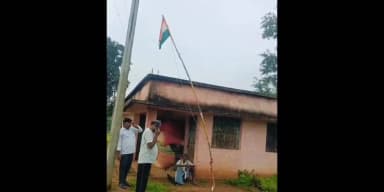 डंडई: स्वतंत्रता दिवस के बाद भी नहीं उतरा तिरंगा, डंडई आंगनबाड़ी केंद्र पर लापरवाही पर उठे सवाल