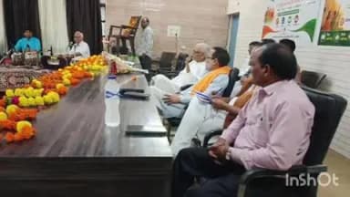 मड़ावरा: मड़ावरा के ब्लाक कार्यालय के सभागार में साक्षरता और सरकार की जनकल्याणकारी योजनाओं पर आधारित जागरूकता कार्यक्रम आयोजित