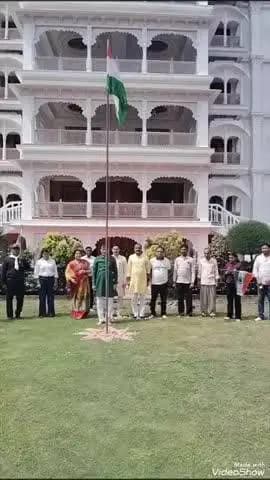 चुनार: नवनिर्मित नयनागढ़ पैलेस में स्वतंत्रता दिवस पर वाराणसी समेत अन्य जनपदों से पहुंचे पर्यटकों ने किया पैलेस का अवलोकन