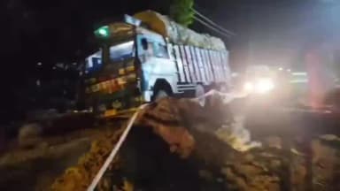 मोकामा: मोकामा के शिवनार में पुलिया निर्माण के गड्ढे में फंसा भारी वाहन, NH-31 पर लगा महाजाम