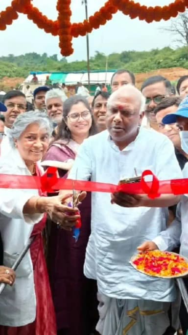सूरजपुर में चौथी बार पहुंची लाइफलाइन एक्सप्रेस — जरूरतमंदों के लिए उम्मीद और निःशुल्क उपचार की नई राह।
शुभारंभ के पहले ही दिन 866 मरीजों ने पंजीयन कराया। 16 अगस्त से 05 सितम्बर तक आंख, कान, दांत, प्लास्टिक सर्जरी एवं कैंसर स्क्रीनिंग जैसी स्वास्थ्य सेवाएं नि:शुल्क उपलब्ध रहेंगी।
📍 बिश्रामपुर रेलवे स्टेशन
🕘 प्रतिदिन सुबह 9 बजे से शाम 4 बजे तक
स्वस्थ सूरजपुर, सशक्त सूरजपुर।
#LifeLineExpress #Surajpur #Chhattisgarh #FreeTreatment #HealthForAll स्वास्थ्यसेवा जीवनरेखाएक्सप्रेस जनसेवा
@chhattisgarhcmo @dpr.chhattisgarh @healthcggov @impactindiafoundation @rena_jamil_ias