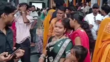 जांजगीर: पीथमपुर गांव में स्थित बाबा कलेश्वर नाथ के दर्शन के लिए तीसरे सावन सोमवार को उमड़ी भक्तों की भीड़