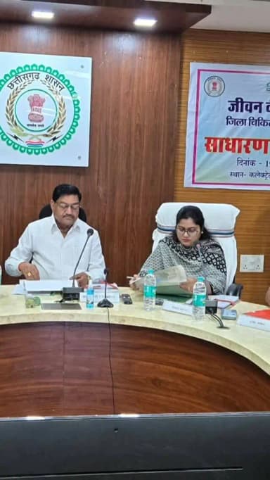 सूरजपुर में प्रभारी मंत्री श्री दयाल दास बघेल की अध्यक्षता में विभागीय समीक्षा बैठक एवं जीवन दीप समिति की साधारण सभा आयोजित हुई।
स्वास्थ्य सेवाओं को और सुदृढ़ बनाने, व्यवस्थाओं में सुधार और आमजन को बेहतर सुविधाएं उपलब्ध कराने पर विशेष जोर दिया गया।
#Surajpur #HealthServices #JeevanDeepSamiti #ReviewMeeting
@chhattisgarhcmo @dpr.chhattisgarh @healthcggov @dayaldasbaghel7 @rena_jamil_ias
