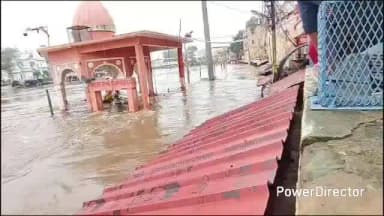 कर्वी: चित्रकूट रामघाट में मंदाकिनी नदी का जलस्तर बढ़ा, श्रद्धालु और स्थानीय लोग सुरक्षित स्थान पर जा रहे हैं