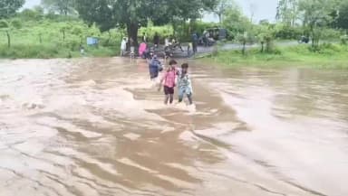 डिंडौरी: पड़रिया में कुतरेल नदी उफान पर, जलमग्न पुल को ग्रामीण-वाहन चालक जान जोखिम में डालकर पार कर रहे, वीडियो वायरल