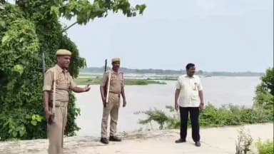 बैरिया: सरयू के उफान से गोपालनगर दियारांचल में भय का माहौल, कटान के मुहाने पर कई मकान हैं