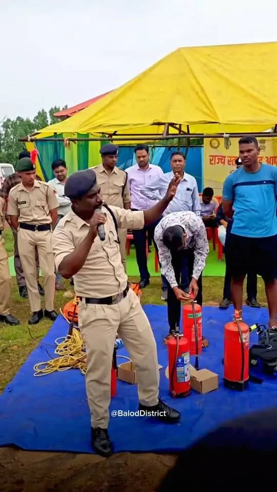 सतर्क बालोद, सुरक्षित बालोद!
आपदा प्रबंधन की तत्परता जांचने और राहत-बचाव कार्यों का प्रत्यक्ष अनुभव देने के लिए आज जिले में मॉकड्रिल आयोजित की गई। युवाओं और विद्यार्थियों ने आपात स्थिति से निपटने के गुर सीखे और इस पहल को जीवन रक्षक बताया।
#MockDrill #Flood #Rescue #BalodDistrict #Chhattisgarh #SafetyFirst