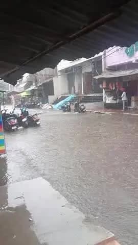 झांसी पथोरिया से पानी भरा हुआ है
झांसी कटोरिया