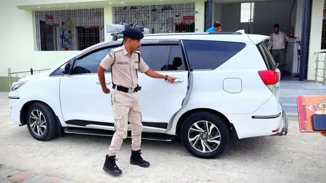 🏫 उत्क्रमित उच्च विद्यालय, काजीसराय का जिला पदाधिकारी ने किया निरीक्षण; छात्राओं संग खेला बास्केटबॉल
जिला पदाधिकारी, जहानाबाद श्रीमती छिरिड़ वाई भूटिया ने उत्क्रमित उच्च विद्यालय, काजीसराय का निरीक्षण कर विद्यालय की शैक्षणिक, प्रशासनिक एवं आधारभूत व्यवस्थाओं का जायजा लिया। इस दौरान उन्होंने कक्षाओं, स्मार्ट क्लास, साफ-सफाई, पेयजल व्यवस्था एवं खेल सुविधाओं का निरीक्षण करते हुए संबंधित पदाधिकारियों एवं शिक्षकों को आवश्यक दिशा-निर्देश दिए।
🏀 निरीक्षण के दौरान जिला पदाधिकारी छात्राओं के बीच खेल मैदान में पहुंचीं और उनके साथ बास्केटबॉल खेलकर उत्साहवर्धन किया। उन्होंने छात्राओं को पासिंग, कोर्ट पोजीशनिंग एवं खेल से जुड़ी बुनियादी तकनीकों की जानकारी भी दी।
📚 विद्यार्थियों से संवाद करते हुए उन्होंने कहा कि पढ़ाई के साथ-साथ खेलकूद भी बच्चों के सर्वांगीण विकास के लिए आवश्यक है। नियमित खेल गतिविधियों से अनुशासन, टीम भावना, आत�