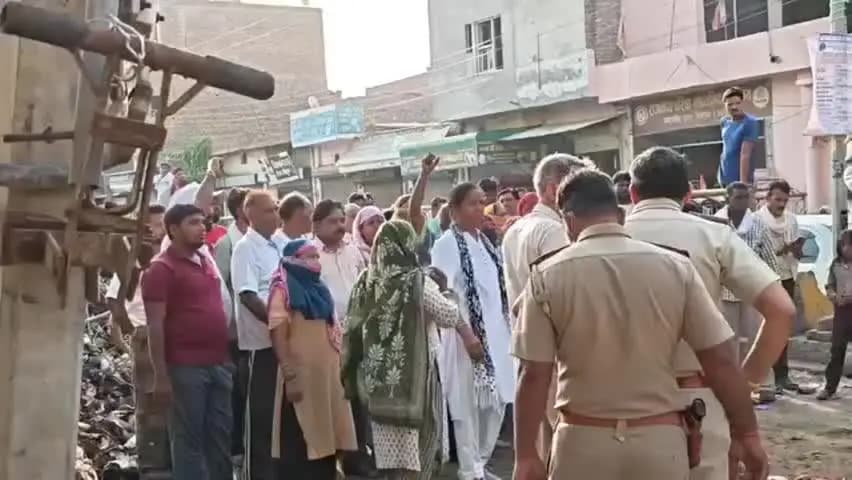 सिरसा: सिरसा में पुलिस पहरे में उठाया कूड़ा, विरोध कर रह कर्मचारियों को लिया हिरासत में, कर्मचारियों में रोष