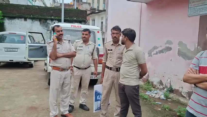 छतरपुर: मातगुवां में खाना खाने के बाद तीन मासूम बच्चियों की मौत, पुलिस ने गांव में दफनाए गए शवों को पोस्टमार्टम के लिए भेजा