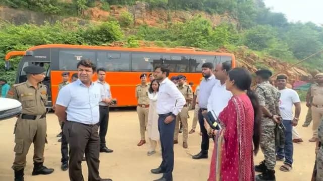 गुप्ताधाम में अंतिम सोमवारी की तैयारी
🚨 सुरक्षा व भीड़ प्रबंधन को लेकर पनयारी घाट का निरीक्षण किया गया।
🙏 जिलाधिकारी, पुलिस अधीक्षक एवं वन प्रमंडल पदाधिकारी ने श्रद्धालुओं की सुविधा के लिए आवश्यक निर्देश दिए।
↕️ पनयारी घाट से गुप्ताधाम तक वन-वे मार्ग रहेगा, चढ़ने और लौटने के लिए अलग-अलग रास्ते होंगे।
🌸 24 अगस्त को गुप्ताधाम में हेलीकॉप्टर से पुष्पवर्षा प्रस्तावित है। 🚁
🚫 पुष्पवर्षा को देखते हुए क्षेत्र को ड्रोन नो-फ्लाइंग जोन घोषित किया गया है।
#IPRD
#Guptadham
#ShravaniMela2026
#Rohtas