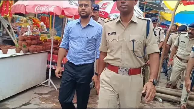 *अंतिम सोमवारी एवं श्रावणी मेला के अंतिम दिन श्रद्धालुओं की संभावित भीड़ को लेकर जिला पदाधिकारी एवं वरीय पुलिस अधीक्षक ने पहलेजा घाट एवं बाबा हरिहरनाथ मंदिर का किया संयुक्त निरीक्षण*
*कटाव प्रभावित सबलपुर दियारा क्षेत्र एवं सोनपुर अवर निबंधन कार्यालय का भी किया निरीक्षण, श्रद्धालुओं की सुविधा, सुरक्षा, विधि-व्यवस्था एवं पारदर्शी निबंधन व्यवस्था को लेकर दिए आवश्यक निर्देश*
================
सारण, 22 अगस्त 2026
================
श्रावणी मेला की अंतिम सोमवारी 24 अगस्त 2026 एवं मेला के अंतिम दिन 28 अगस्त 2026 को श्रद्धालुओं की संभावित अधिक भीड़ को देखते हुए जिला पदाधिकारी, सारण श्री वैभव श्रीवास्तव एवं वरीय पुलिस अधीक्षक, सारण ने संयुक्त रूप से पहलेजा घाट तथा बाबा हरिहरनाथ मंदिर परिसर का स्थलीय निरीक्षण कर श्रद्धालुओं की सुविधा, सुरक्षा एवं विधि-व्यवस्था संबंधी तैयारियों का व्यापक जायजा लिया।
निरीक्षण के दौरान दोनों अधिकारियों ने पहलेजा घाट पर श्रद्धालुओं के आ