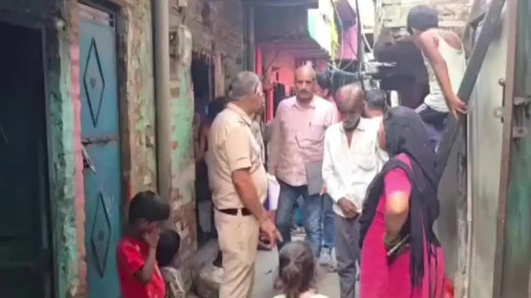 जहांगीरपुरी में घर के अंदर मिला अधेड़ का अर्धनग्न शव, इलाके में सनसनी
