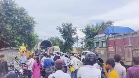 गुमला: 300 से अधिक पहिए वाला ट्रक पहुंचा टाँयसेरा,पेड़ो की अंधाधुंध कटाई