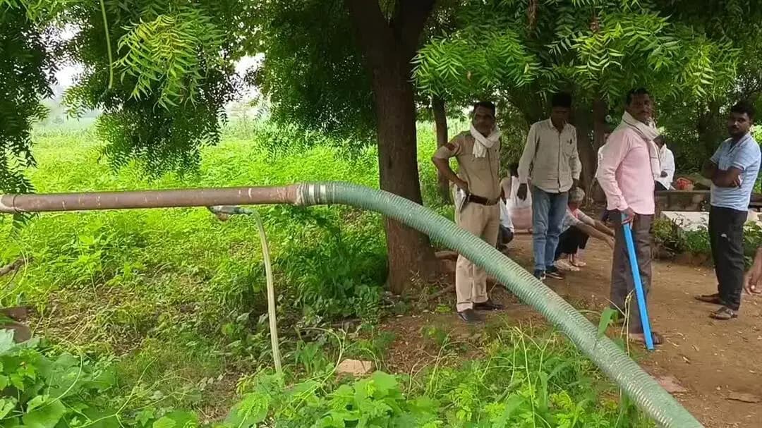 अंबाह: चिरपुरा हाईवे के पास, 25 फीट ऊंचाई पर पेड़ से लटका अज्ञात युवक का शव मिला