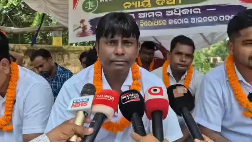 ବସ୍ତା: ସୋସିଆଲ ମିଡିଆ ବ୍ଲୋଗର ପିଣ୍ଟୁ ପ୍ରଧାନଙ୍କୁ ଗିରଫ ଦାବିକରି ବାଲିଆପାଳ ଥାନା ସମ୍ମୁଖରେ ଯୁବ କଂଗ୍ରେସ ପକ୍ଷରୁ ବିକ୍ଷୋଭ ଜାରି