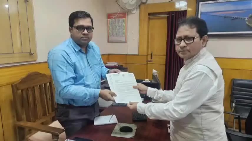 ଭୋଗରାଇ: ରାଜ୍ୟ ଜଳସଂପଦ ବିଭାଗର ସହକାରୀ ସର୍ବୋଚ୍ଚ ଯନ୍ତ୍ରୀଙ୍କୁ ଭେଟି ଐତିହାସିକ "ଭୁଆ ବନ୍ଧ"ର ସୁରକ୍ଷା ନେଇ ଆଲୋଚନା କଲେ ଭୋଗରାଇ ବିଧାୟକ