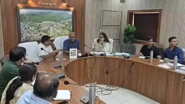 बूंदी: जिला निर्वाचन अधिकारी ने मतदान प्रक्रिया को लोकतंत्र के पर्व के रूप में मनाने की अपील की, नगरीय निकाय चुनाव पर बैठक सम्पन्न