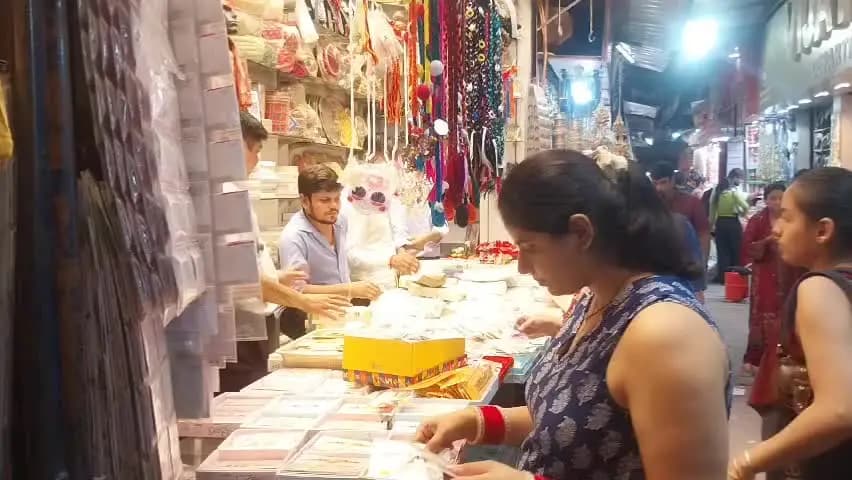 रक्षाबंधन पर लाजपत नगर मार्केट में महिलाएं राखी और कपड़े खरीदती दिखीं