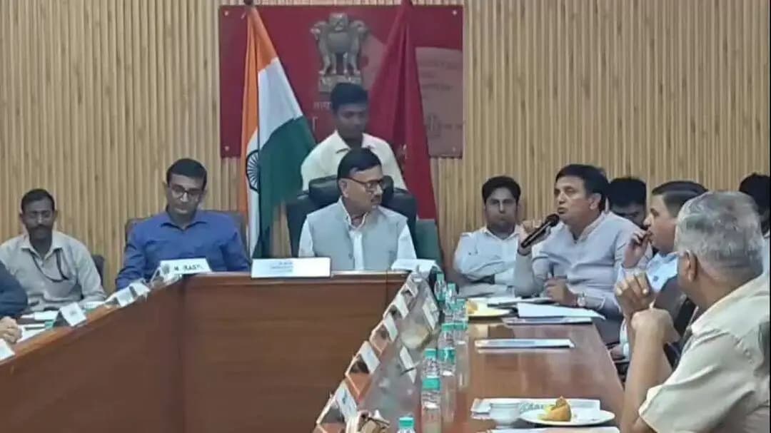यमुना विहार: SDM कार्यालय में DDC चेयरमैन व कृष्णा नगर विधायक डॉ. अनिल गोयल की अध्यक्षता में विभिन्न विभागों के अधिकारियों की बैठक