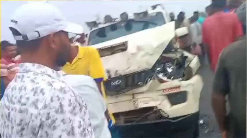गुमला: ट्रक का पीछा करते हुए ‘झारखंड सरकार’ का प्रशासनिक वाहन दुर्घटनाग्रस्त, बुरी तरह क्षतिग्रस्त