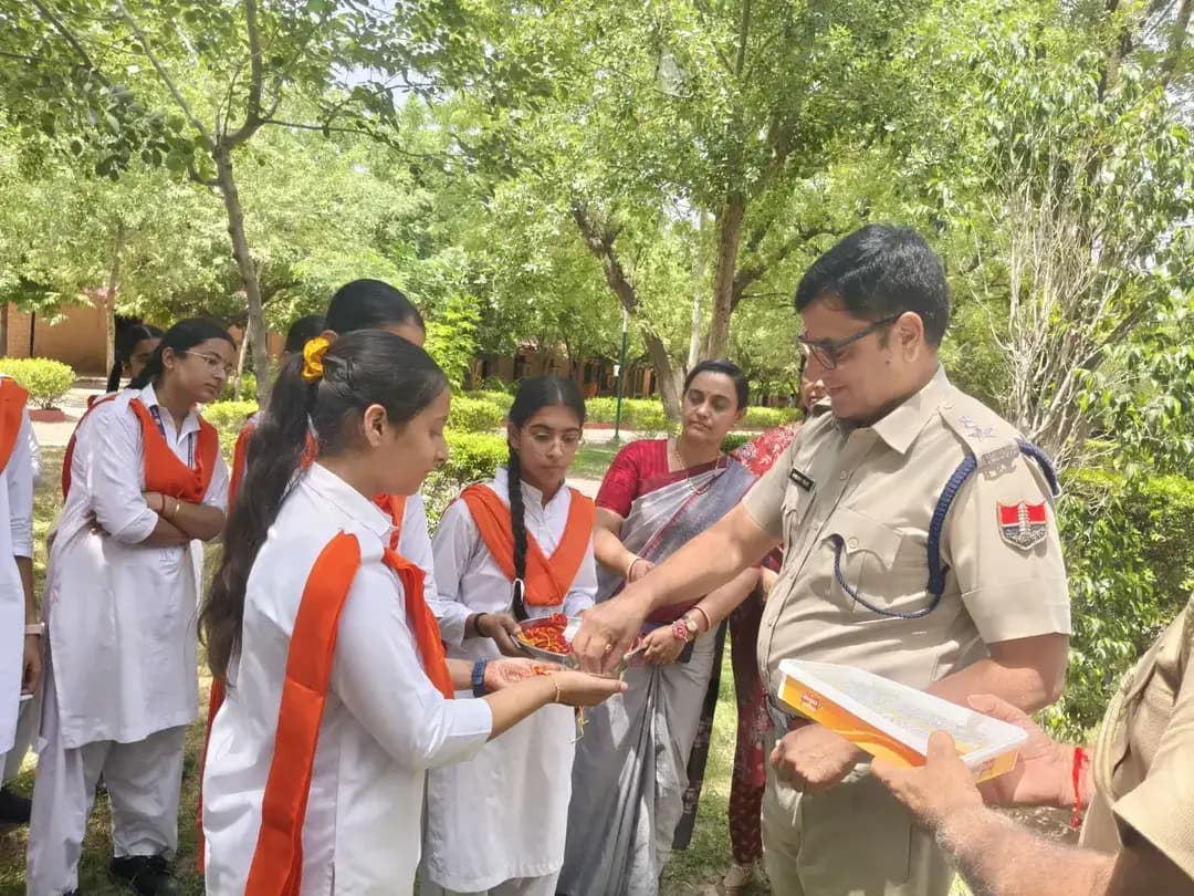 श्री आशा राम चौधरी SP नागौर के निर्देशन में नागौर पुलिस द्वारा महिलाओं एवं बालिकाओं के प्रति पुलिस के प्रति सुरक्षा और विश्वास की भावना को और अधिक मजबूत बनाने के उद्देश्य से रक्षाबंधन पर्व के अवसर पर *रक्षा का कवच* कार्यक्रम आयोजित किया गया
आज पुलिस अधीक्षक कार्यालय में पुलिस अधिकारियों व कर्मचारियों ने शारदा बालिका निकेतन, नागौर की छात्राओं से राखी बंधवाकर उन्हें सुरक्षा, सम्मान एवं सहयोग का रक्षा का वचन दिया।
@IgpAjmer
@PoliceRajasthan