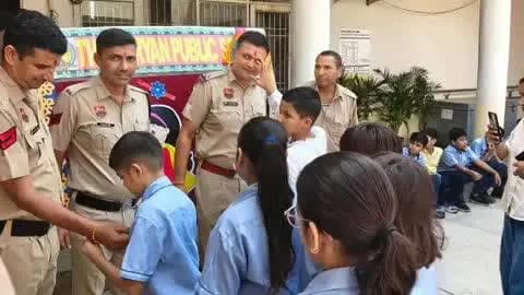 रोहतक: रोहतक स्कूल के बच्चों ने पुलिस जवानों को बांधी रखी,थाने का किया भ्रमण,साइबर के खिलाफ जागरूक।