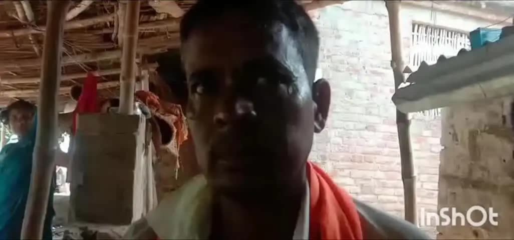सुगौली: सूगैली के मुसवा भेड़ियाही का व्यक्ति नेपाल से मौत के मुंह से निकलने पर रविवार को परिवार के साथ मंदिर में पूजा की