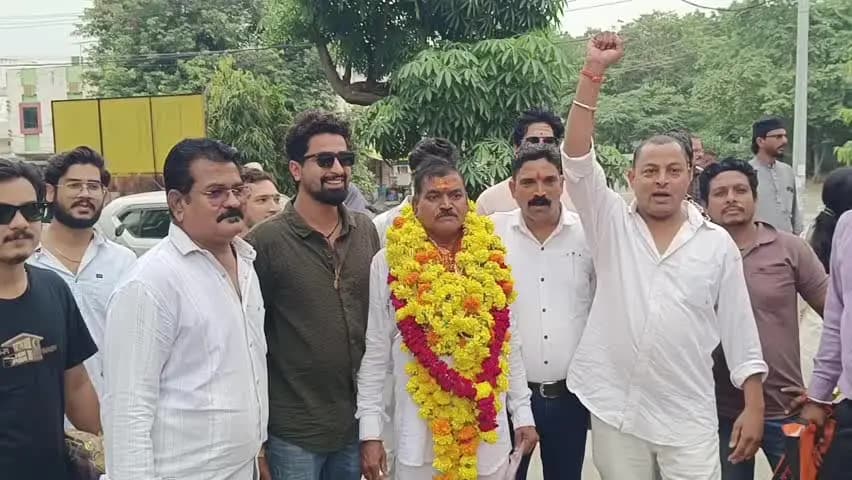 बांसवाड़ा: भाजपा ने मुकेश नायक का टिकट काटा, नाराज भाजपा नेता ने कांग्रेस का हाथ थामा; तहसील कार्यालय में वार्ड 49 से भरा पर्चा
