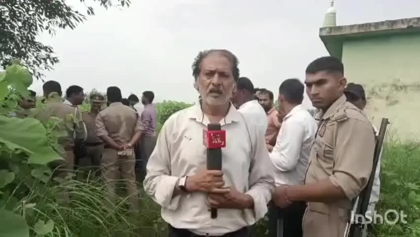 संभल: थाना रायसत्ती क्षेत्र के नीमखेड़ा के बझेड़ा गांव में चारागाह की जमीन पर बने मजार पर कार्रवाई की गई