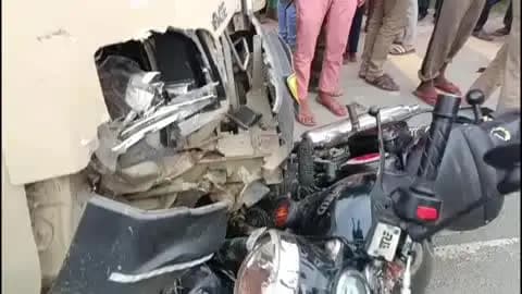 कायमगंज: शमशाबाद मंडी समिति चौराहा के पास मोबाइल फटने से बाइक अनियंत्रित हुई, लोडर से टकराई, तीन लोग गंभीर घायल, लोहिया रेफर